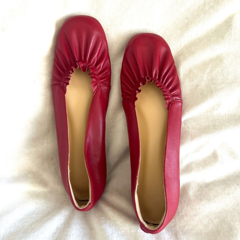 Like NEW! Women's  Red Leather Gathered Ballet Flats